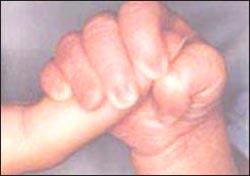 newborn_1_hand_1_5s.jpg