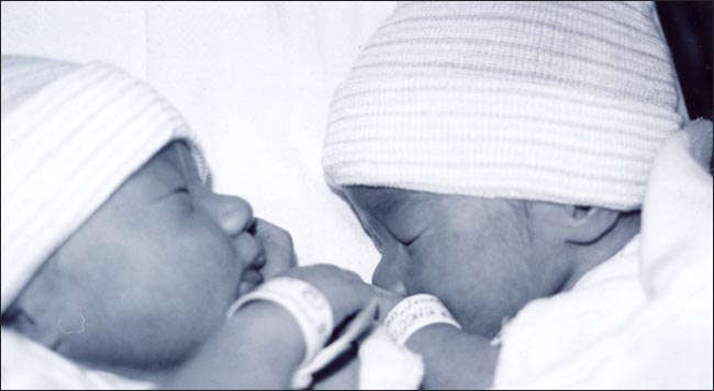twin-nonidentical- newborn-1s.jpg